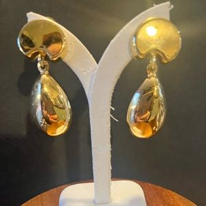 Gold tone  80’s retro clip on earrings.